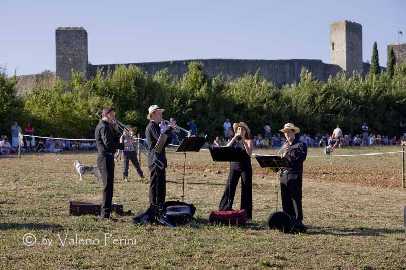 Cavalli e l'Arte della Falconeria a Monteriggioni